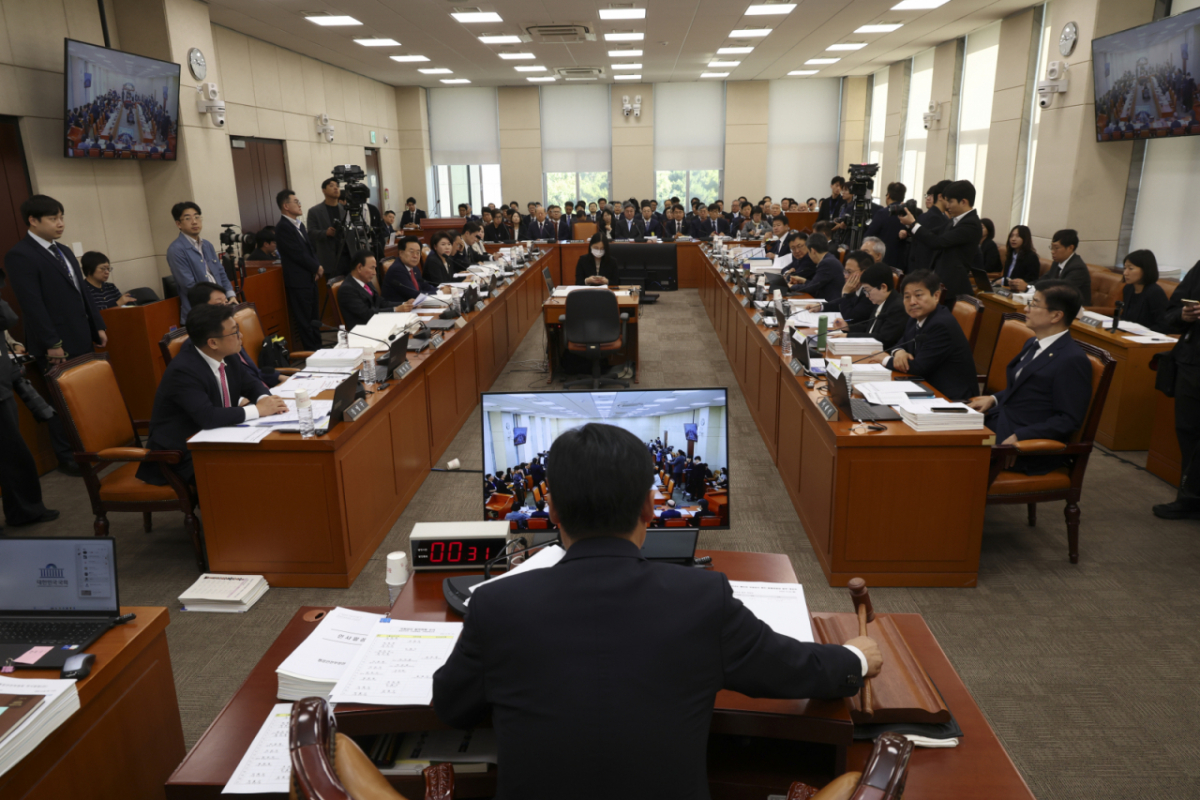김영진 국회 행정안전위원회 위원장이 6일 오전 서울 여의도 국회에서 열린 행정안전위원회 국정감사에서 의사봉을 두드리고 있다. /사진=뉴시스