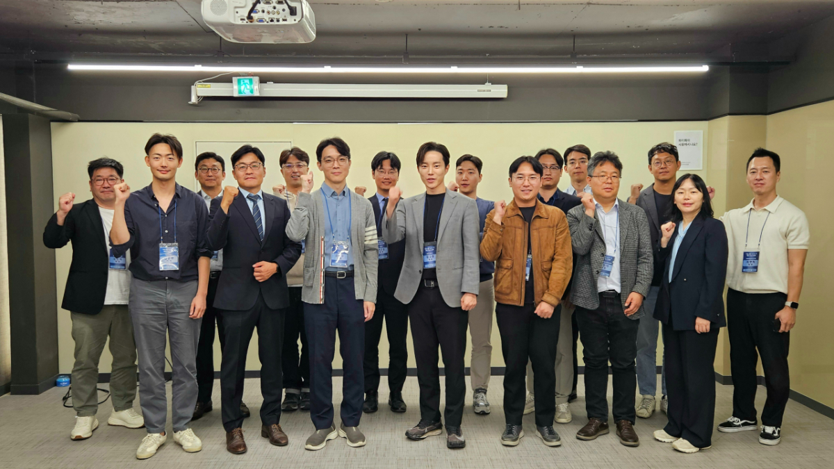 6일 서울 관악구 디노랩 테크센터에서 열린 '디노랩 테크센터 파트너스 데이' 참석자들이 기념사진을 촬영하고 있다. /사진=최태범 기자
