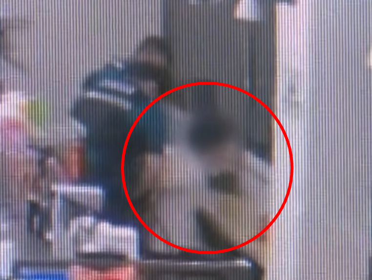 경찰은 CCTV 분석과 주변 탐문 등을 통해 범행 약 3시간 만에 한 편의점에서 남성을 붙잡았다. 그는 고등학교를 자퇴하고 오토바이 배달 일을 하던 10대 B군이었다. /사진=JTBC '사건반장'
