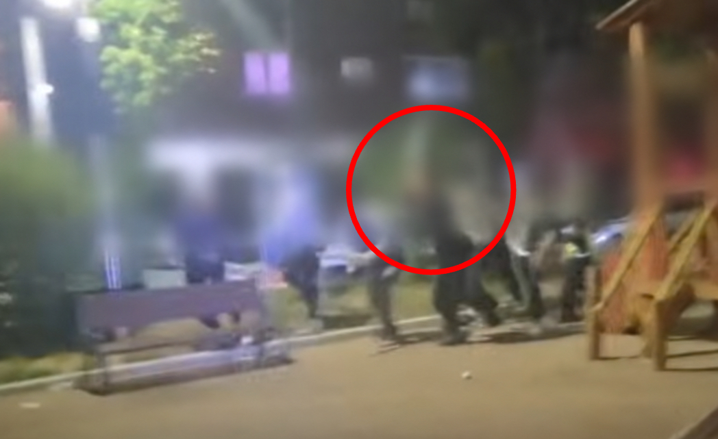 경기 평택시의 한 어린이공원에서 외국인 10여명이 쇠파이프와 각목 등을 휘두르며 집단 난투극을 벌였다. 경찰이 일부를 체포한 뒤에도 인근에서 다시 충돌이 벌어진 것으로 전해졌다. /사진=JTBC '사건반장'