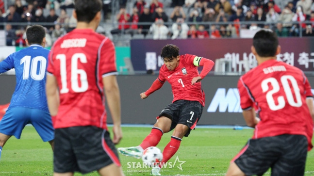 손흥민(가운데)의 득점 장면. /사진=김진경 대기자.