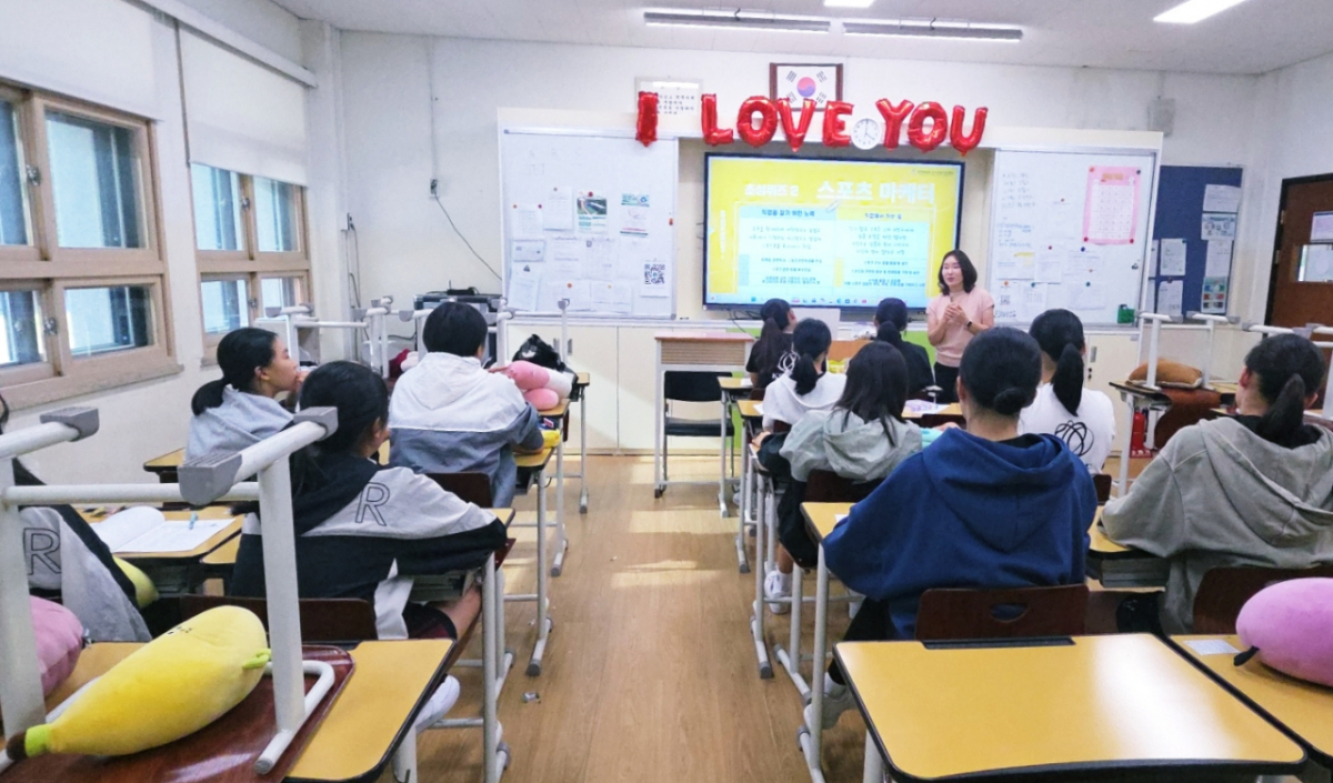 안상미 위원의 강연을 경청하는 숙명여중 농구부 학생들. /사진=김우종 기자