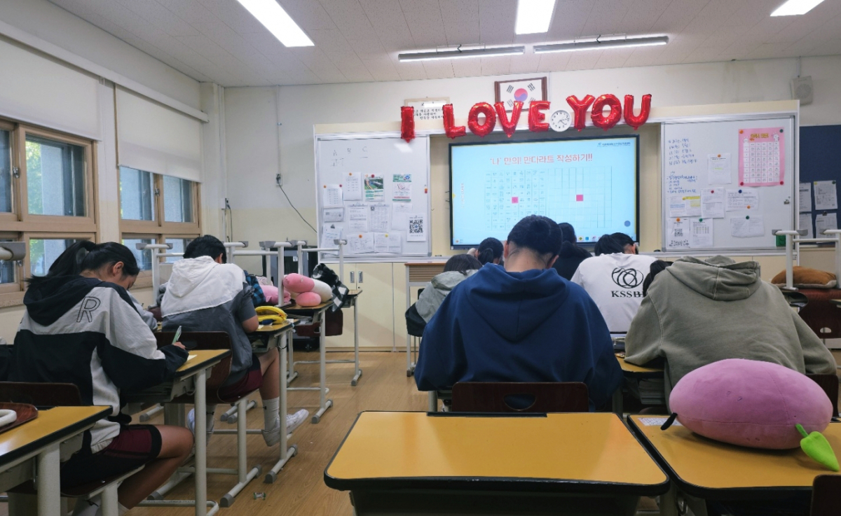 안상미 위원의 강연을 들은 뒤 만다라트 계획표를 작성 중인 숙명여중 농구부 학생들. /사진=김우종 기자