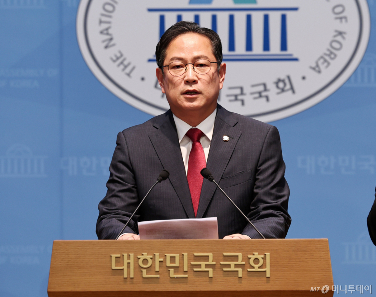 (서울=뉴스1) 구윤성 기자 = 박수영 국민의힘 의원이 29일 서울 여의도 국회 소통관에서 기자회견을 열고, 김용범 전 청와대 정책실장을 국정감사 증인으로 채택할 것을 요구하고 있다. 2026.9.29/뉴스1 Copyright © 뉴스1. All rights reserved. 무단 전재 및 재배포, AI학습 이용 금지. /사진=(서울=뉴스1) 구윤성 기자