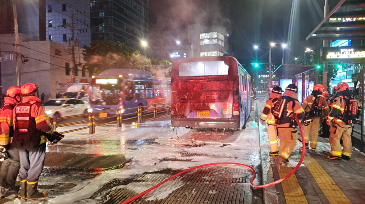 지난 1일 저녁 9시10분쯤 서울 동대문구 장한평역 인근 버스정류장에 정차한 시내버스 뒤편에서 불이 났다. 소방당국은 정확한 화재 원인을 조사 중이다./사진제공=동대문소방서.