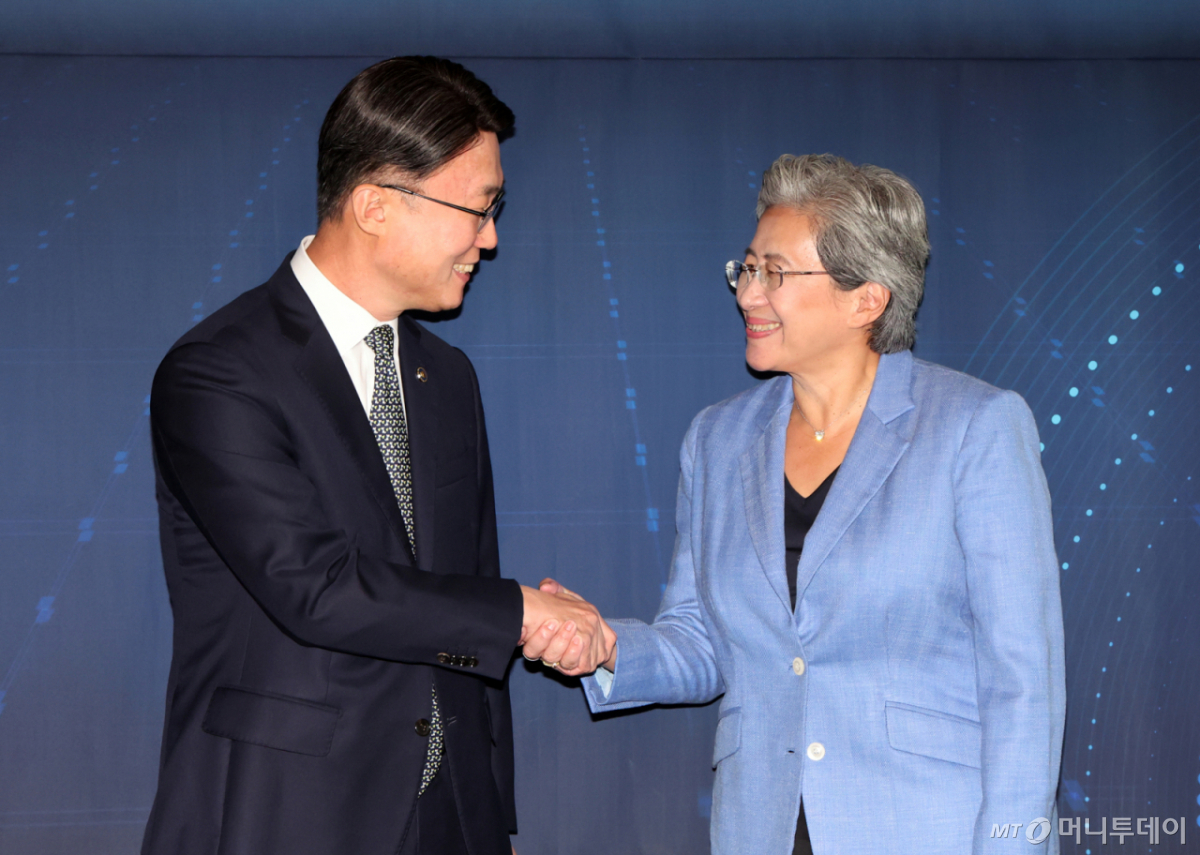 류제명 과기정통부 2차관이 7일 서울 종로구 포시즌스호텔에서 리사 수 AMD 회장과 악수하고 있다./사진=뉴스1