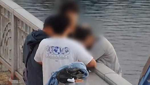 출근 전 운동을 하던 현직 소방관이 다리 난간 밖에 위태롭게 서 있던 여성을 발견하고 시민들과 함께 구조했다./사진=채널A 캡처