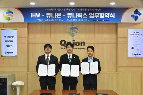 6일 대전 유성구 큐니온 본사에서 열린 3자 업무협약식에서 (왼쪽부터) 노수민 큐니웍스 대표, 노민상 큐니온 대표, 김태훈 아이에이치더블유 대표가 기념촬영을 하고 있다/사진=iHW)
