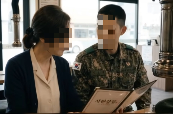 A씨는 최근 외출을 나온 아들과 함께 집 근처 고깃집을 찾았다. 점심시간 전이라 가게는 한산했다고 한다. 두 사람이 자리에 앉아 고기 2인분을 주문하자 업주는 최소 3인분부터 주문해야 한다고 말했다. 당황한 A씨는 메뉴판을 다시 살펴봤지만 관련 문구는 어디에도 없었다. A씨는 자신과 아들 모두 먹는 양이 적어 3인분을 시키면 남긴다고 설명했지만, 업주는 가게 원칙이라며 뜻을 굽히지 않았다. A씨는 최소 주문량을 미리 알리거나 메뉴판에 표시했어야 하는 것 아니냐고 항의했다. /사진=JTBC '사건반장'