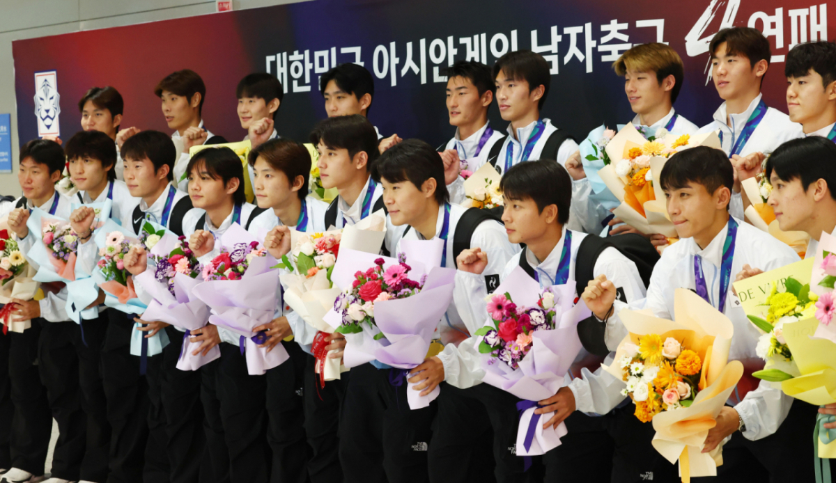 2026 아이치·나고야 아시안게임 남자 축구에서 우승을 차지한 23세 이하(U-23) 축구 대표팀이 지난 4일 인천국제공항 제2여객터미널을 통해 귀국한 뒤 기념촬영을 하고 있다. 2026.10.04 /사진=뉴시스