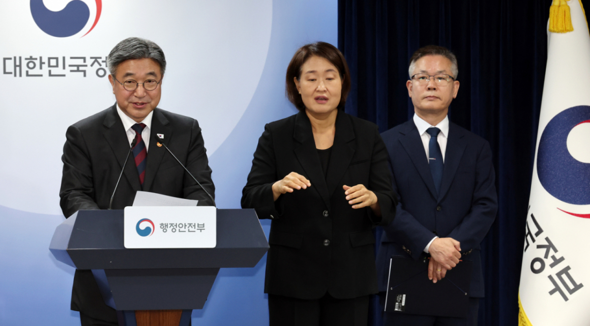윤호중 행정안전부 장관이 7일 서울 종로구 정부서울청사에서 인구감소지역 재지정 관련 브리핑을 하고 있다. /사진=뉴스1 /사진=(서울=뉴스1) 이종덕 기자