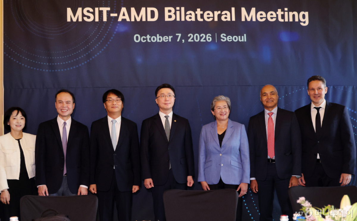 류제명 과기정통부 2차관이 7일 서울 종로구 포시즌스호텔에서 리사 수 AMD 회장을 면담하기 앞서 AMD 직원들과 기념촬영 하고 있다./사진=뉴스1