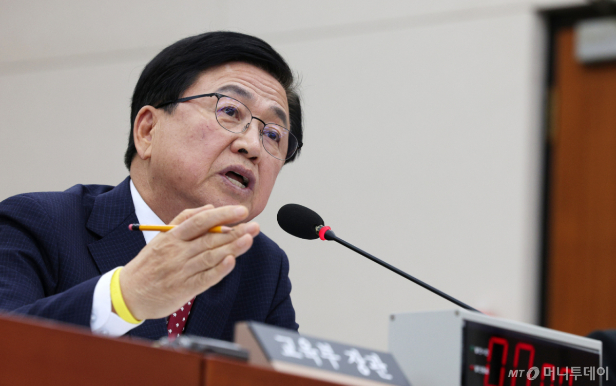 [서울=뉴시스] 고범준 기자 = 최교진 교육부 장관이 16일 서울 여의도 국회에서 열린 교육위원회 전체회의에서 질의에 답변하고 있다. 2026.09.16. bjko@newsis.com /사진=고범준