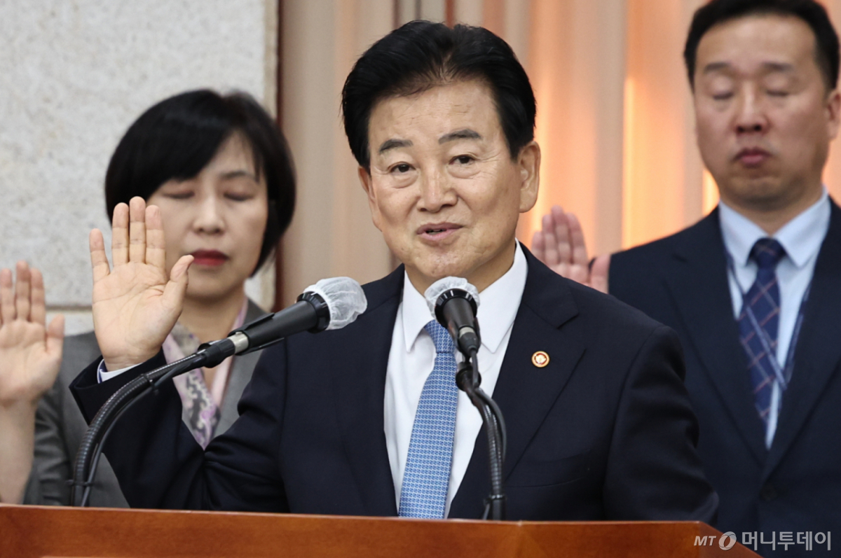 (서울=뉴스1) 구윤성 기자 = 정동영 통일부 장관이 7일 서울 종로구 통일부 남북회담본부에서 열린 국회 외교통일위원회의 통일부 등에 대한 국정감사에서 증인선서를 하고 있다. 2026.10.7/뉴스1 Copyright © 뉴스1. All rights reserved. 무단 전재 및 재배포, AI학습 이용 금지.