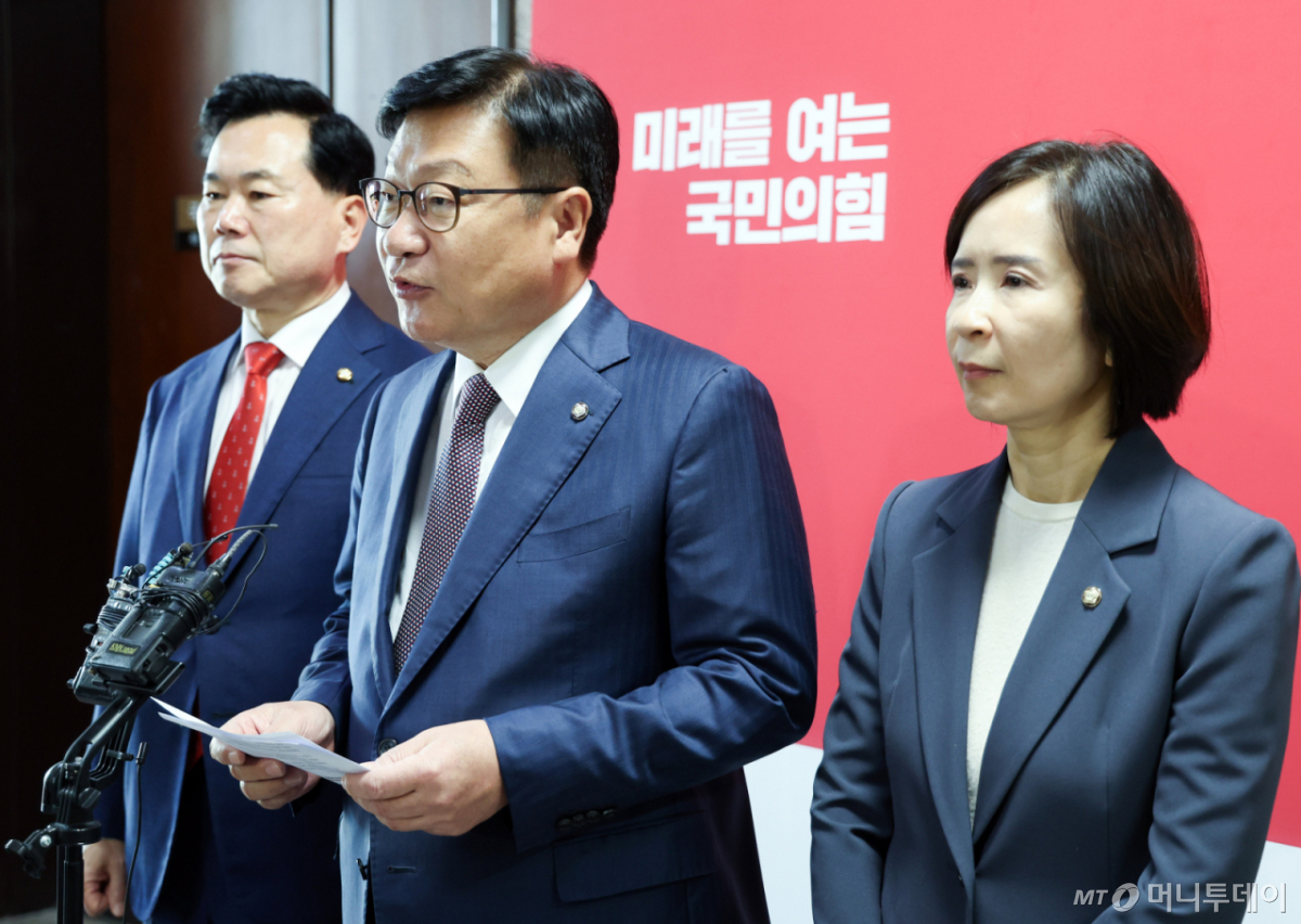 [서울=뉴시스] 최진석 기자 = 정점식 국민의힘 원내대표가 7일 여의도 국회에서 국정감사 관련 백브리핑을 하고 있다. 2026.10.07. myjs@newsis.com /사진=최진석