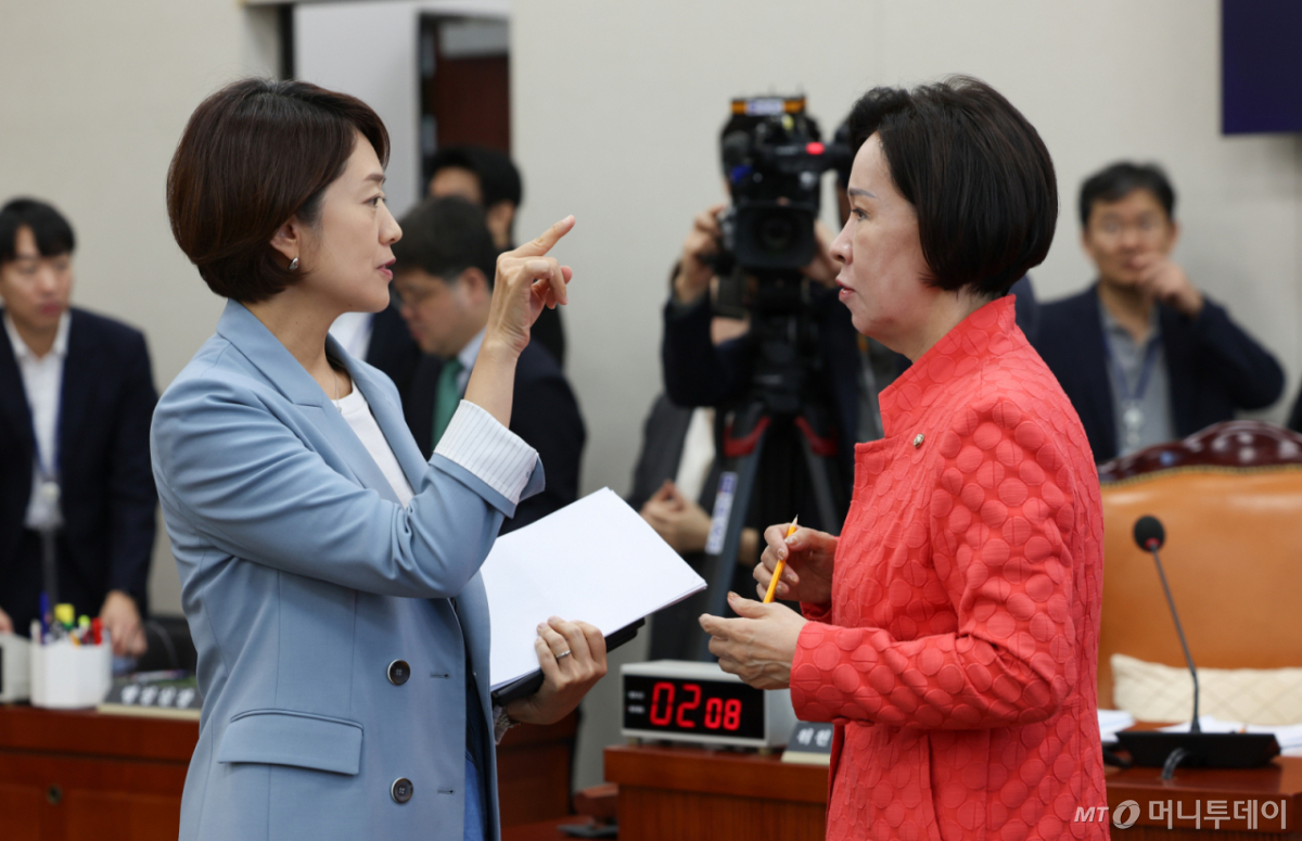 [서울=뉴시스] 김근수 기자 = 고민정 더불어민주당 교육위원회 간사와 이인선 국민의힘 교육위원회 간사가 29일 오전 서울 여의도 국회에서 열린 교육위원회 전체회의에서 이야기를 나누고 있다. 2026.09.29. ks@newsis.com /사진=김근수
