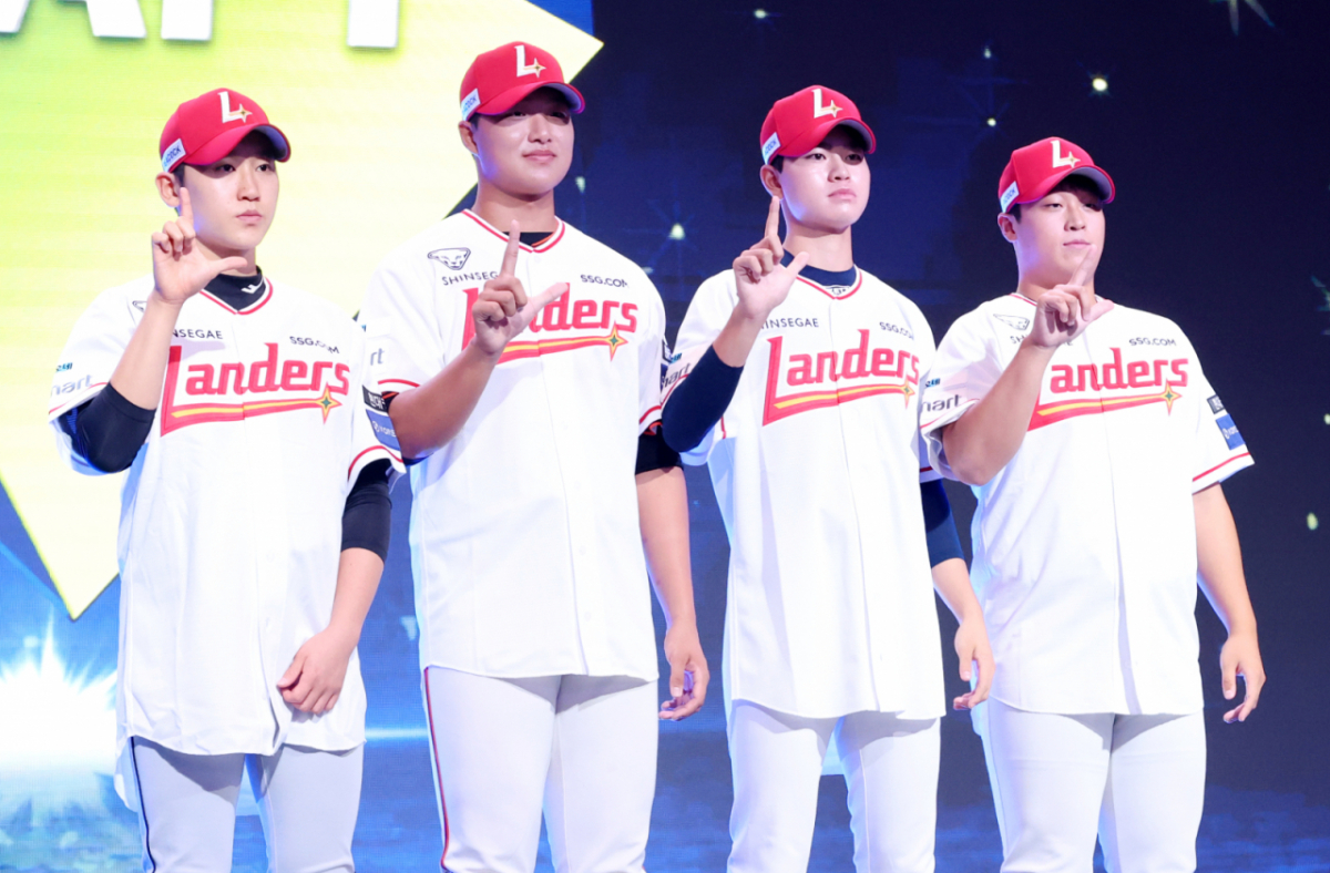 '2027 KBO 신인 드래프트'가 지난달 21일 서울 송파구 롯데호텔 월드 크리스탈볼룸에서 열렸다. 신형승(왼쪽부터), 곽도현, 용석민, 이윤성이 SSG에 지명된 후 포토타임을 갖고 있다. /사진=김진경 대기자
