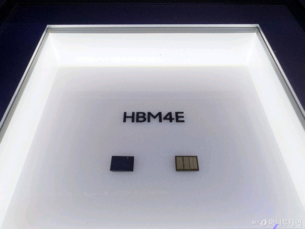 (서울=뉴스1) = 삼성전자가 16일부터 19일(현지시간)까지 미국 새너제이에서 열리는 엔비디아 GTC에 참가해 참가해 차세대 HBM4E 기술력과 Vera Rubin 플랫폼을 구현하는 메모리 토털 솔루션을 유일하게 공급할 수 있는 역량을 앞세워 글로벌 AI리더십을 한층 강화한다고 17일 밝혔다. 사진은 삼성전자 HBM4E 제품 전시 사진. (삼성전자 제공. 재판매 및 DB 금지) 2026.3.17/뉴스1 Copyright © 뉴스1. All rights reserved. 무단 전재 및 재배포, AI학습 이용 금지. /사진=(서울=뉴스1)