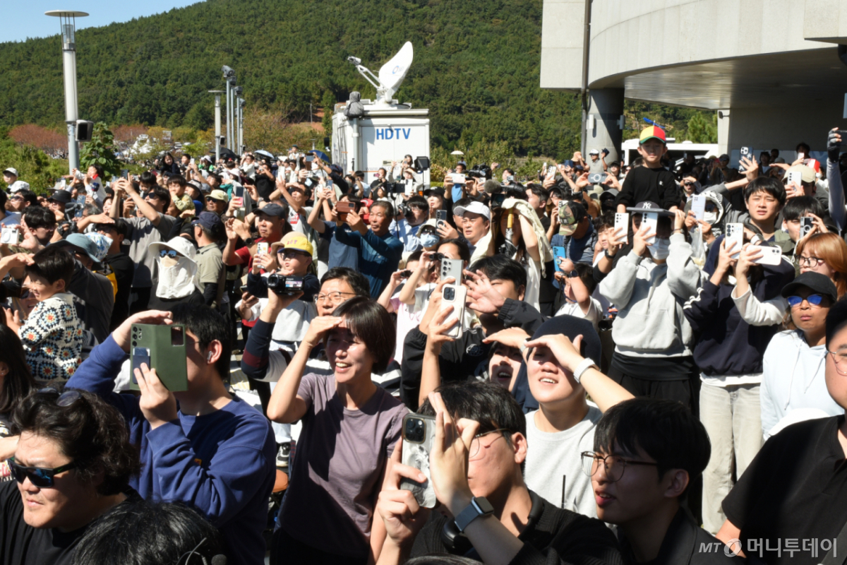 Citizens who visited the Naro Space Observatory in Goheung County, Gwangju, South Jeolla Province on the morning of the 7th watch the moment of the Nuri 5th launch. /Photo=NEWS1