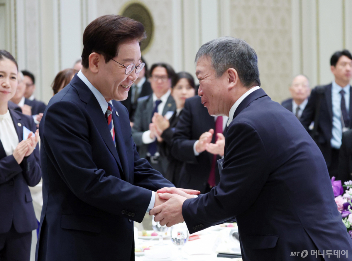 [서울=뉴시스] 김진아 기자 = 이재명 대통령이 7일 청와대 영빈관에서 열린 재일본대한민국민단 창단 80주년 기념 간담회에서 김이중 재일민단 중앙본부 단장과 인사를 하고 있다. 2026.10.07. bluesoda@newsis.com /사진=