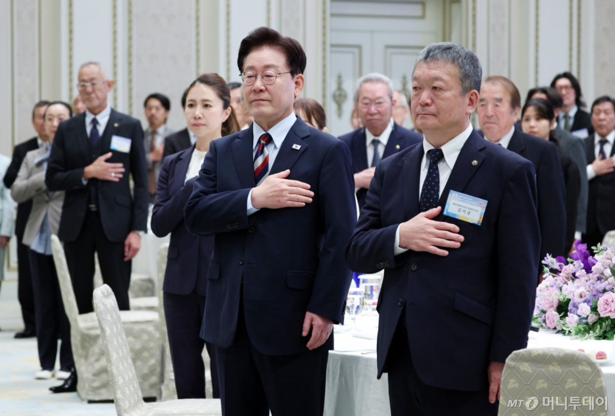 [서울=뉴시스] 김진아 기자 = 이재명 대통령이 7일 청와대 영빈관에서 열린 재일본대한민국민단 창단 80주년 기념 간담회에서 국민의례를 하고 있다. 2026.10.07. bluesoda@newsis.com /사진=