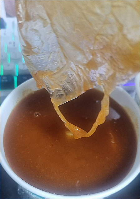 떡볶이를 주문한 손님이, 비닐을 떡볶이와 끓인 것 같다고 환불을 요구하며 보낸 사진./사진=자영업자 카페 '아프니까 사장이다'