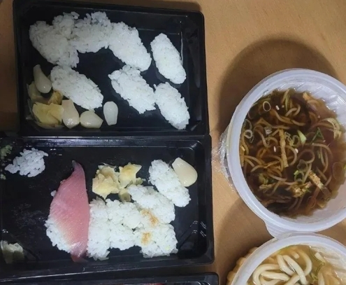 초밥이 식었다며 환불을 요구한 손님. 회수한 음식에 회는 다 빠져 있었다./사진=온라인 커뮤니티 에펨코리아