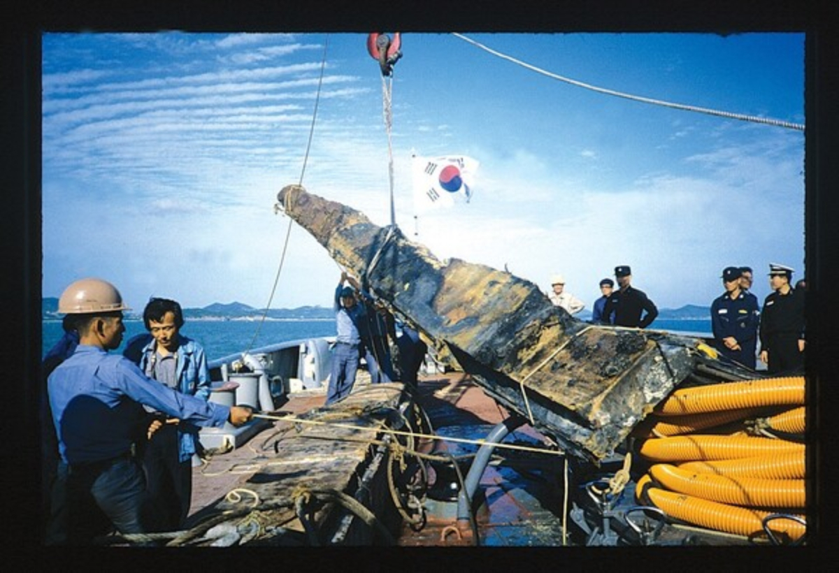 1976년 10월 11일 문화재관리국(현 국가유산청)은 전라남도 신안 앞바다에 가라앉아 있던 해저 유물을 조사하기 위해 '신안해저유물 발굴조사단(이하 발굴조사단)'을 구성했다. 사진은 선체인양 모습./사진=전남 신안군