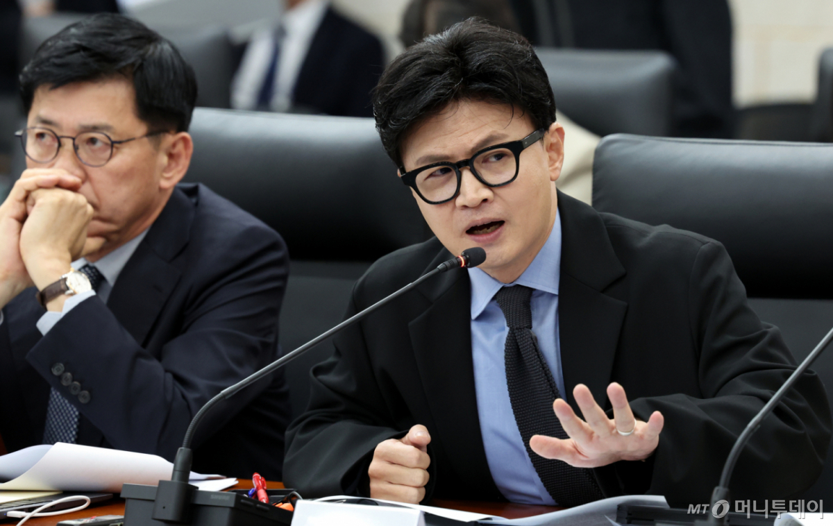 [서울=뉴시스] 박주성 기자 = 무소속 한동훈 의원이 7일 오전 서울 남북회담본부에서 열린 통일부, 북한이탈주민지원재단, 남북교류협력지원협회, 민주평화통일자문회의사무처 국정감사에서 정동영 통일부 장관에게 질의하고 있다. 2026.10.07. park7691@newsis.com /사진=