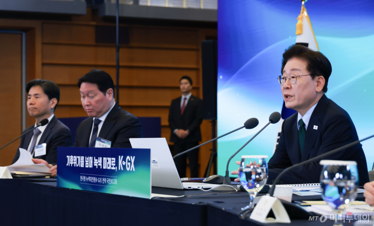 (서울=뉴스1) 허경 기자 = 이재명 대통령이 7일 서울 시내 한 회의장에서 열린 한국형 녹색대전환(K-GX) 전략 국민보고회에서 발언하고 있다. (청와대통신사진기자단) 2026.10.7/뉴스1 Copyright © 뉴스1. All rights reserved. 무단 전재 및 재배포, AI학습 이용 금지. /사진=(서울=뉴스1) 허경 기자