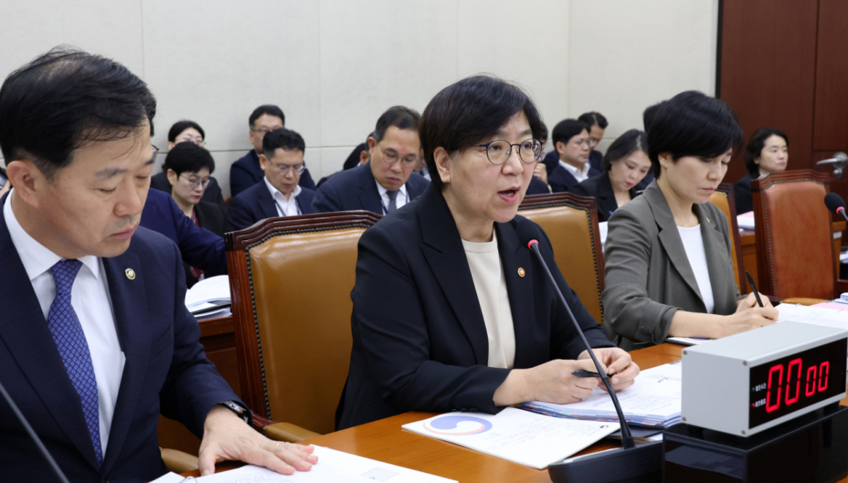 정은경 보건복지부 장관이 7일 서울 여의도 국회에서 열린 보건복지위원회의 보건복지부와 질병관리청에 대한 국정감사에서 의원 질의에 답변하고 있다. 2026.10.07./사진= 뉴시스