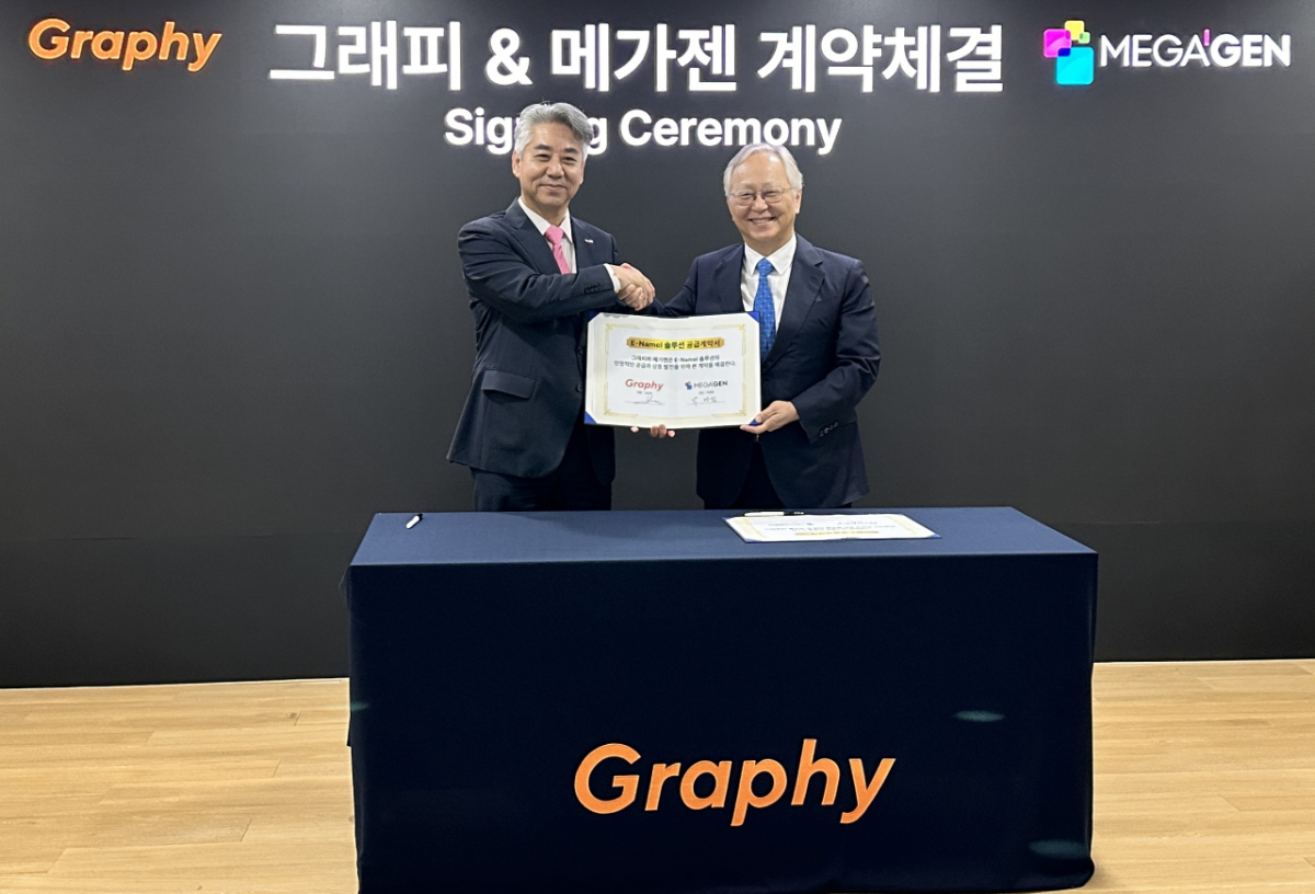 심운섭 그래피 회장(좌)과 박광범 메가젠 임플란트 회장(우)이 계약체결 후 기념 촬영을 하고 있다./사진제공=그래피