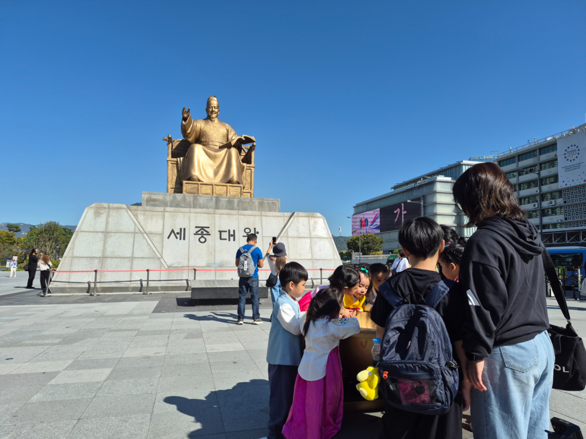 7일 오전 서울 종로구 광화문광장에서 한복을 입은 어린이들이 세종대왕상 앞에 서 있는 모습./사진=김완렬 기자.