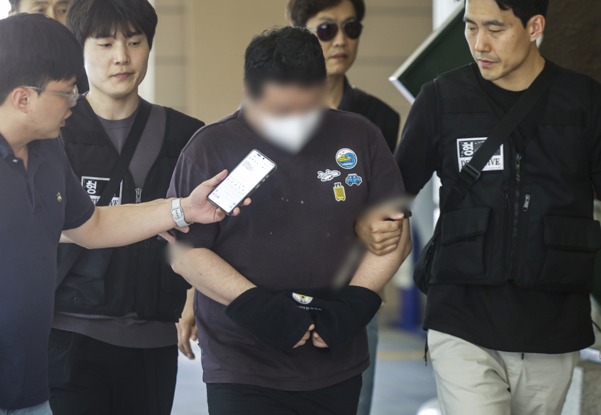 서울 서대문구에서 지인을 흉기로 살해한 40대 남성 A씨가 5월24일 서울 마포구 서울서부지방법원에서 열린 살인 혐의 구속 전 피의자 심문(영장실질심사)에 출석하고 있다./사진=뉴시스.