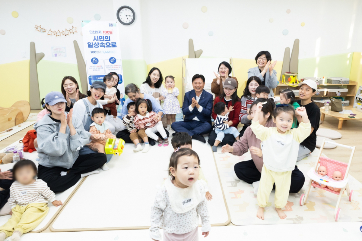 조용익 시장이 아이러브맘카페에서 부모들과 육아 정책에 대해 의견을 나눴다./사진제공=부천시