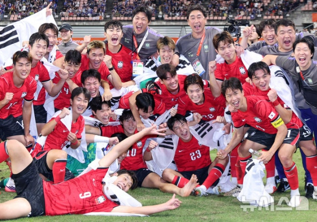 남자 축구 대표팀이 3일 일본전을 마치고 승리의 세리머니를 하고 있다. /사진=뉴시스