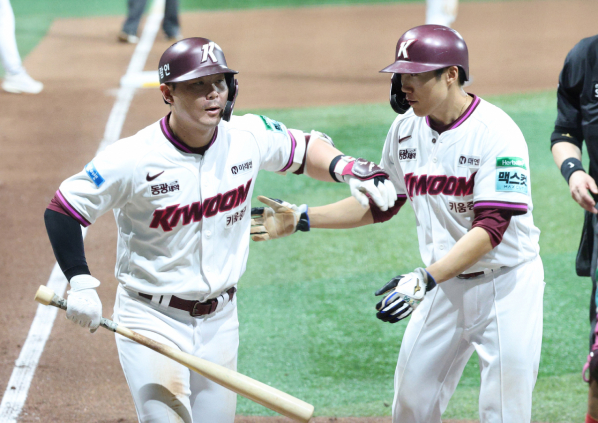 2026 신한 SOL KBO리그 키움 히어로즈 대 두산 베어스 경기가 22일 서울 고척스카이돔에서 열렸다. 키움 히우라가 8회말 1사 1루에서 우월 2점 홈런을 날리고 홈인하고 있다. /사진=김진경 kim.jinkyung@