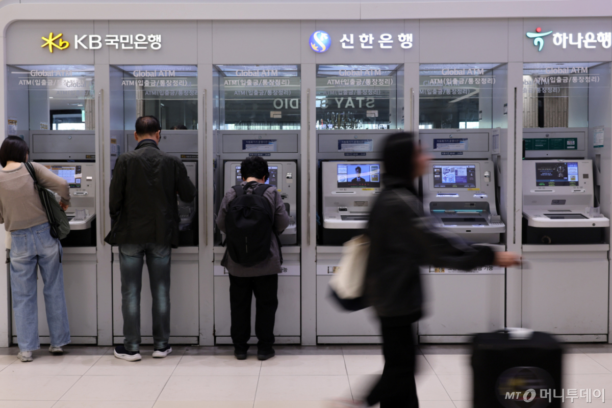 [서울=뉴시스] 최진석 기자 = 시중은행에 이어 저축은행과 캐피탈사 등 제2금융권까지 해킹 사고가 잇따르고 있는 4일 서초구 서울고속버스터미널에 개인정보가 유출된 신한·KB국민·하나 은행의 현금 자동 입출금기(ATM) 코너가 보이고 있다.   최근 주요 금융회사들을 대상으로 인공지능(AI) 에이전트를 활용한 신종 사이버 공격과 고객 정보 유출 사고가 이어지며 신한은행에서는 최근 고객 약 2만5000명의 개인·신용정보가, KB국민은행에서도 외부 보안 침해로 고객 119명의 개인신용정보가, 하나은행에서도 외부 해킹 세력이 영업지원시스템(ODS)에 접근하면서 고객 89명의 개인정보가 유출됐다. 2026.10.04. myjs@newsis.com /사진=최진석