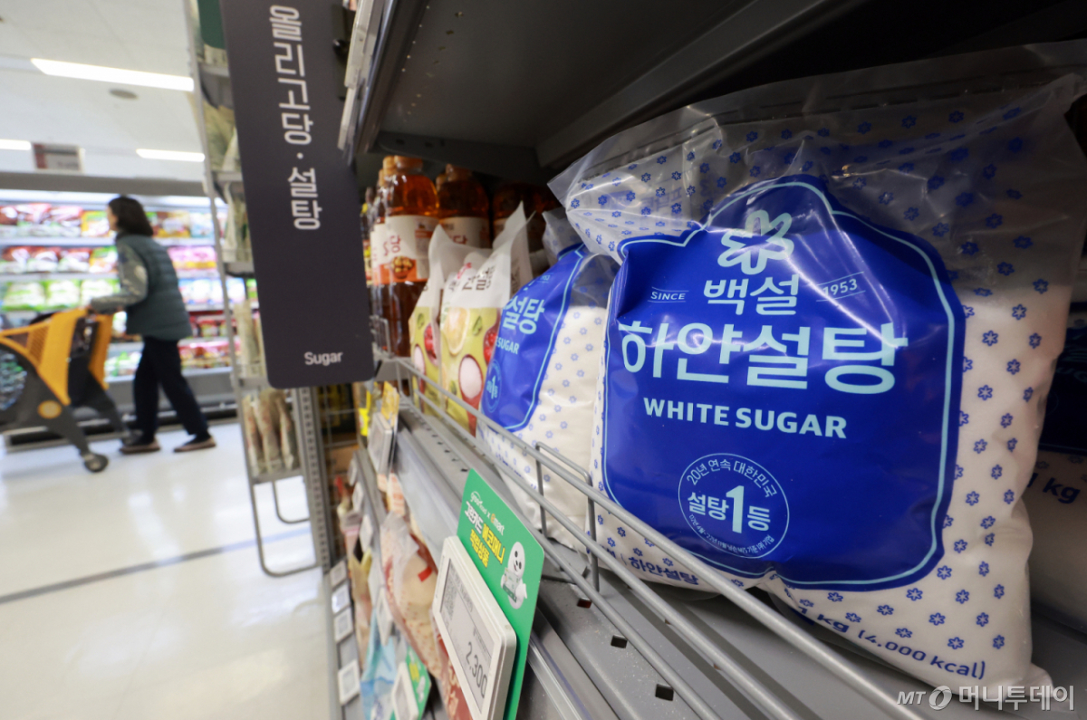 (서울=뉴스1) 이호윤 기자 = 12일 공정거래위원회가 4년간 설탕 가격을 담합한 CJ제일제당·삼양사·대한제당에 시정명령을 내리고 과징금 4,083억 원을 부과했다. 공정위는 위 제당사들이 지난 2021년 2월부터 지난해 4월까지 8차례에 걸쳐 음료나 과자 제조사 같은 기업용 설탕의 판매가격을 담합했다고 밝혔다. 사진은 이날 서울시내 한 마트에 진열된 설탕의 모습. 2026.2.12/뉴스1  Copyright © 뉴스1. All rights reserved. 무단 전재 및 재배포,  AI학습 이용 금지. /사진=(서울=뉴스1) 이호윤 기자