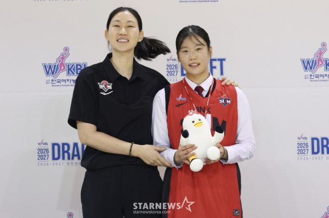 박정은 부산 BNK 감독(왼쪽)과 임연서. /사진=김진경 대기자.