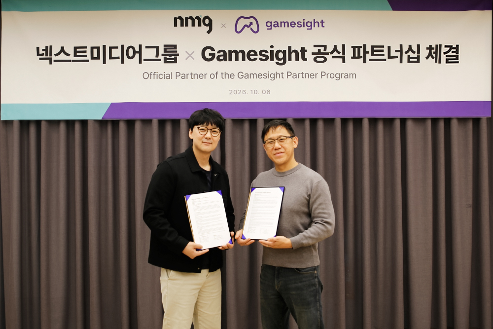 윤민혁 NMG 대표이사 (왼쪽)과 데이비드 게임사이트 아시아태평양 총괄이 공식 파트너십 체결 후 기념촬영을 하는 모습/ 사진=NMG 제공