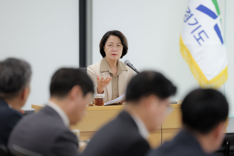 6일 오후 경기도 율곡홀에서 열린 도지사 주재 주간회의에서 추미애 경기도지사가 회의를 주재하고 있다./사진제공=경기도
