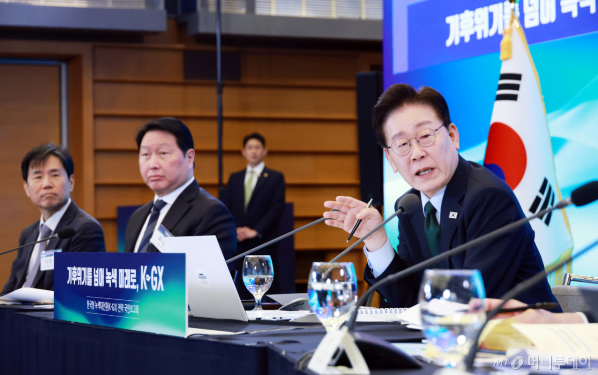 [서울=뉴시스] 김진아 기자 = 이재명 대통령이 7일 서울 시내 한 회의장에서 열린 한국형 녹색대전환(K-GX) 전략 국민보고회에서 토론을 하고 있다. 2026.10.07. bluesoda@newsis.com /사진=류현주