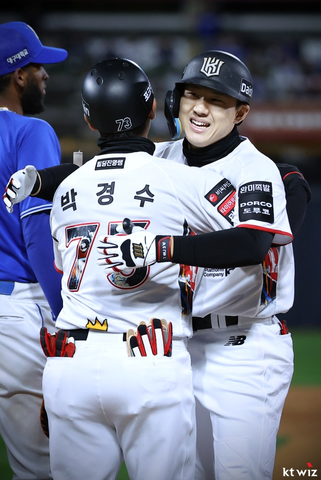 KT 최원준이 7일 수원 삼성전에서 최다 안타 신기록을 작성하고 기뻐했다. /사진=KT 위즈 제공