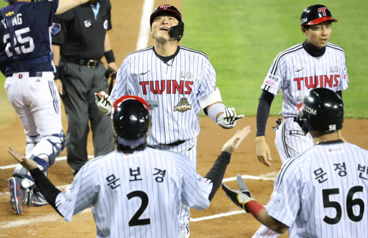 2026 신한 SOL KBO리그 LG 트윈스 대 두산 베어스 경기가 7일 서울 잠실야구장에서 열렸다. LG 이재원이 2회말 무사 1,2루에서 두산 선발 최민석을 상대로 선제 3점 홈런을 날리고 홈인하고 있다. /사진=김진경 kim.jinkyung@