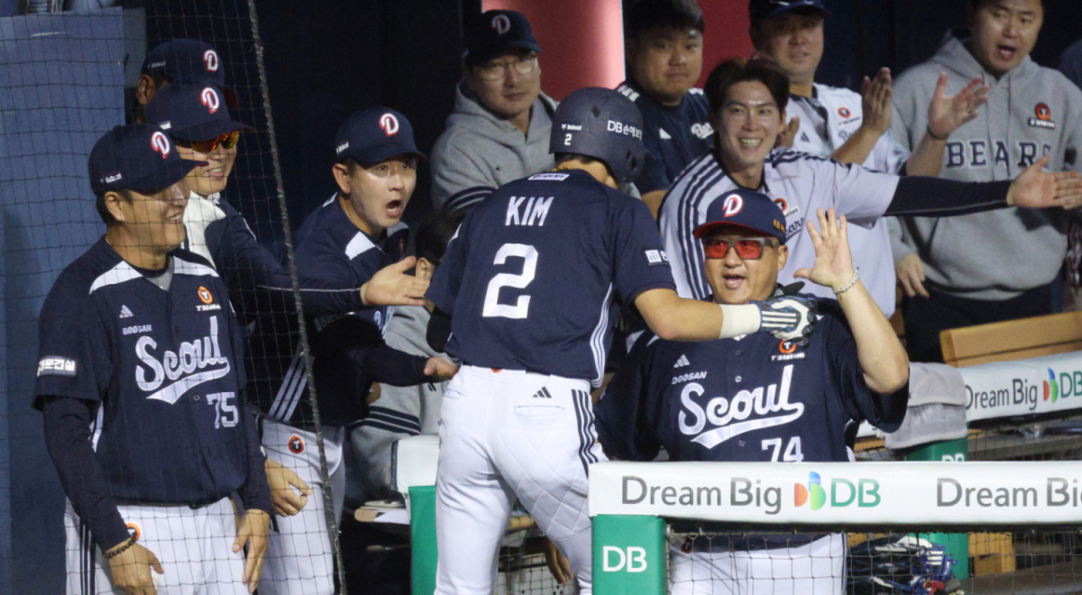 2026 신한 SOL KBO리그 LG 트윈스 대 두산 베어스 경기가 7일 서울 잠실야구장에서 열렸다. 두산 3회초 2사 2,3루에서 강승호의 적시타 때 약전 득점을 한 김민석이 김원형 감독의 환영을 받고 있다. /사진=김진경 kim.jinkyung@
