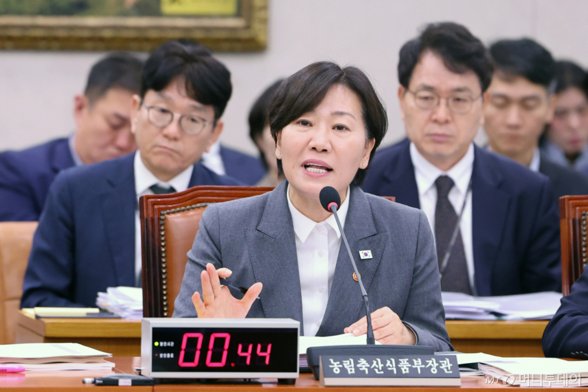 (서울=뉴스1) 황기선 기자 = 송미령 농림축산식품부 장관이 7일 서울 여의도 국회 농림축산식품해양수산위원회에서 열린 농림축산식품부 등에 대한 국정감사에서 의원 질의에 답하고 있다. 2026.10.7/뉴스1 Copyright © 뉴스1. All rights reserved. 무단 전재 및 재배포, AI학습 이용 금지. /사진=(서울=뉴스1) 황기선 기자