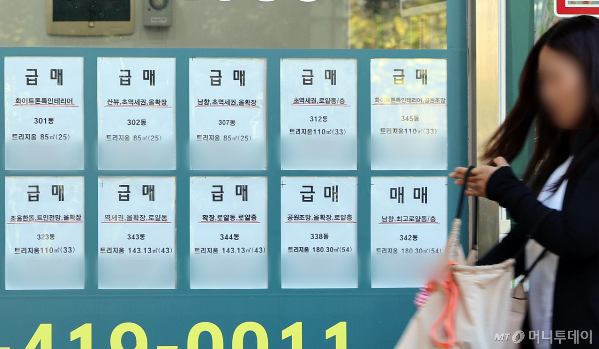 (서울=뉴스1) 김진환 기자 = 8월 세제개편안 발표 이후 강남3구를 중심으로 서울 아파트 매물이 빠르게 늘고 있지만, 세제개편 불확실성과 금리·대출 규제 등으로 거래가 위축되면서 강남·용산 등 주요 지역의 집값도 약세를 보이고 있다. 연말까지 추가 매물이 나올 가능성이 있어 서울 집값 둔화세가 이어질 수 있다는 전망이다. 사진은 6일 서울 시내 한 부동산 중개업소에 게시된 매물 정보. 2026.10.6/뉴스1 Copyright © 뉴스1. All rights reserved. 무단 전재 및 재배포, AI학습 이용 금지. /사진=(서울=뉴스1) 김진환 기자