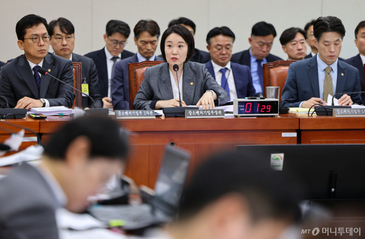 (서울=뉴스1) 김도우 기자 = 이소영 중소벤처기업부 장관이 7일 서울 여의도 국회에서 열린 산업통상자원중소벤처기업위원회 국정감사에 출석해 의원 질의에 답하고 있다. 2026.10.7/뉴스1 Copyright © 뉴스1. All rights reserved. 무단 전재 및 재배포, AI학습 이용 금지. /사진=(서울=뉴스1) 김도우 기자
