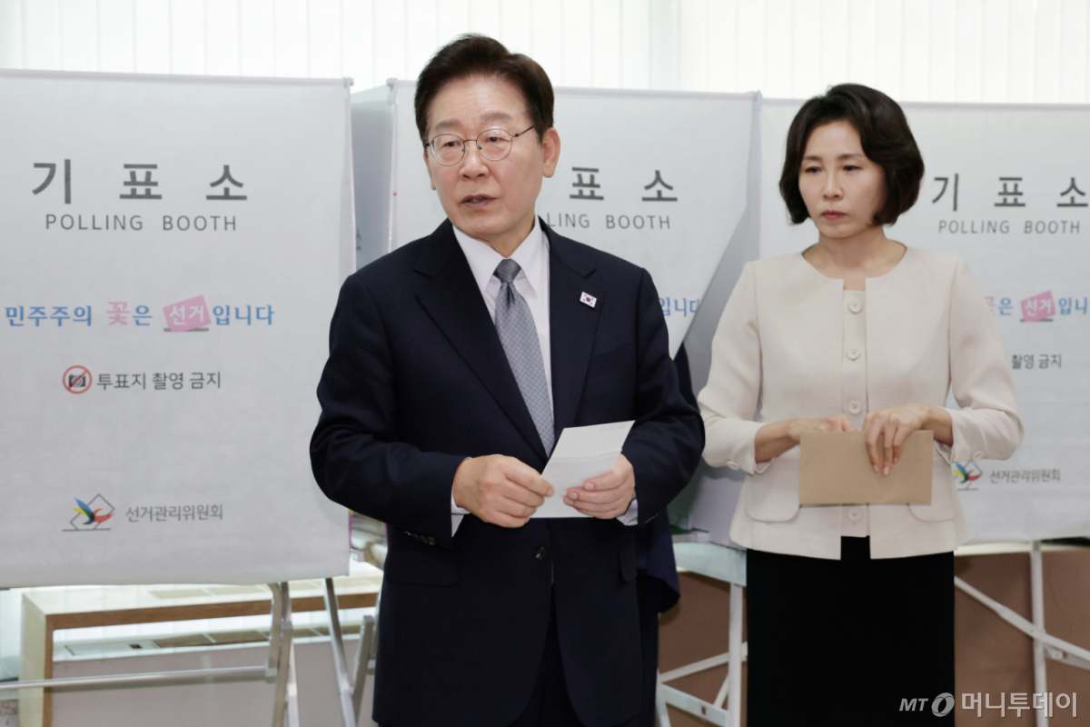 (서울=뉴스1) 허경 기자 = 이재명 대통령이 제9회 전국동시지방선거 사전투표 첫날인 29일 서울 종로구 삼청동 주민센터에서 사전 투표 중 기표 도장 관련 문의를 하고 있다. 2026.5.29/뉴스1 Copyright © 뉴스1. All rights reserved. 무단 전재 및 재배포, AI학습 이용 금지. /사진=(서울=뉴스1) 허경 기자